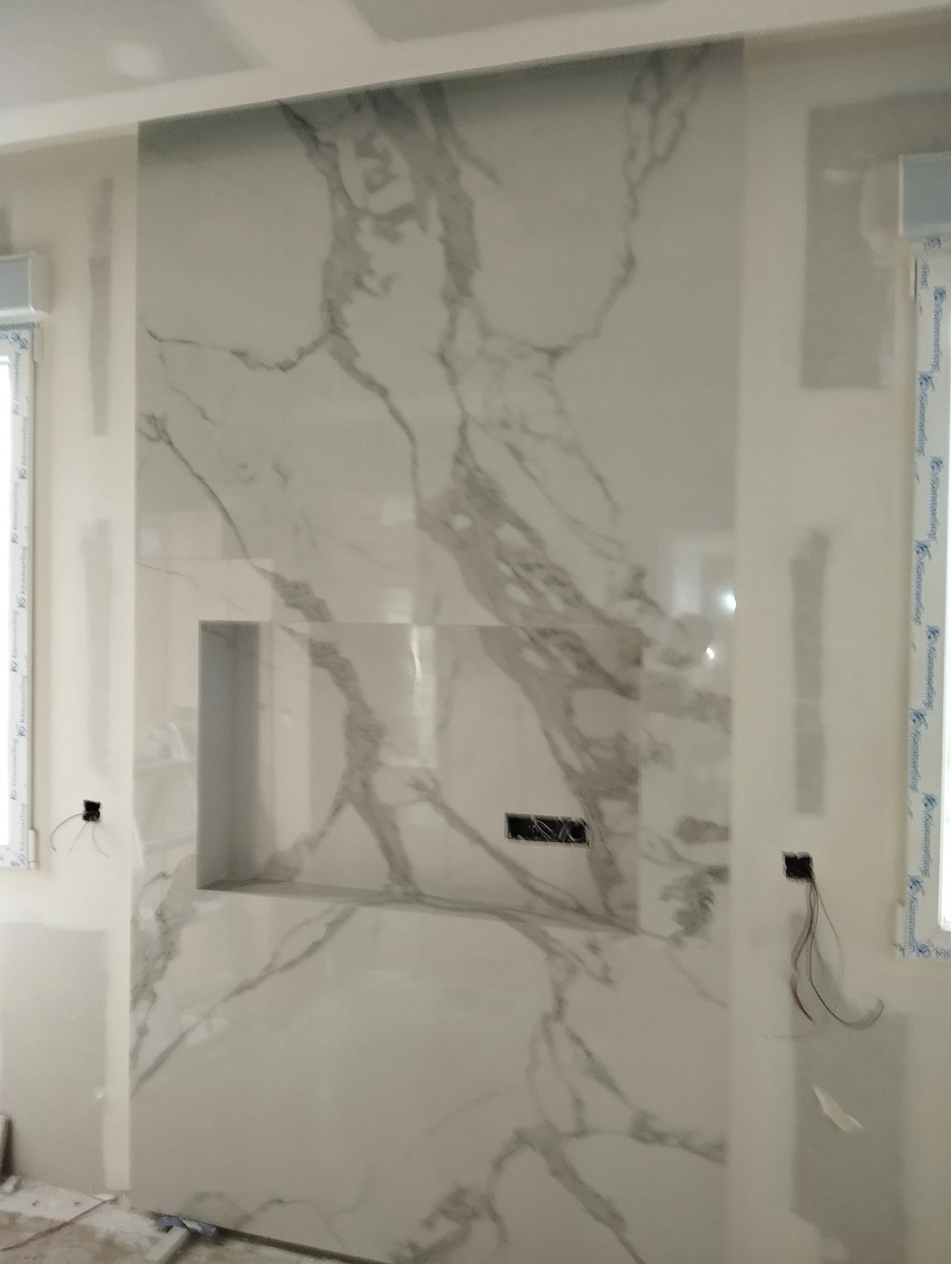 Baño en construcción con revestimiento de mármol blanco veteado - Ropema Rubio