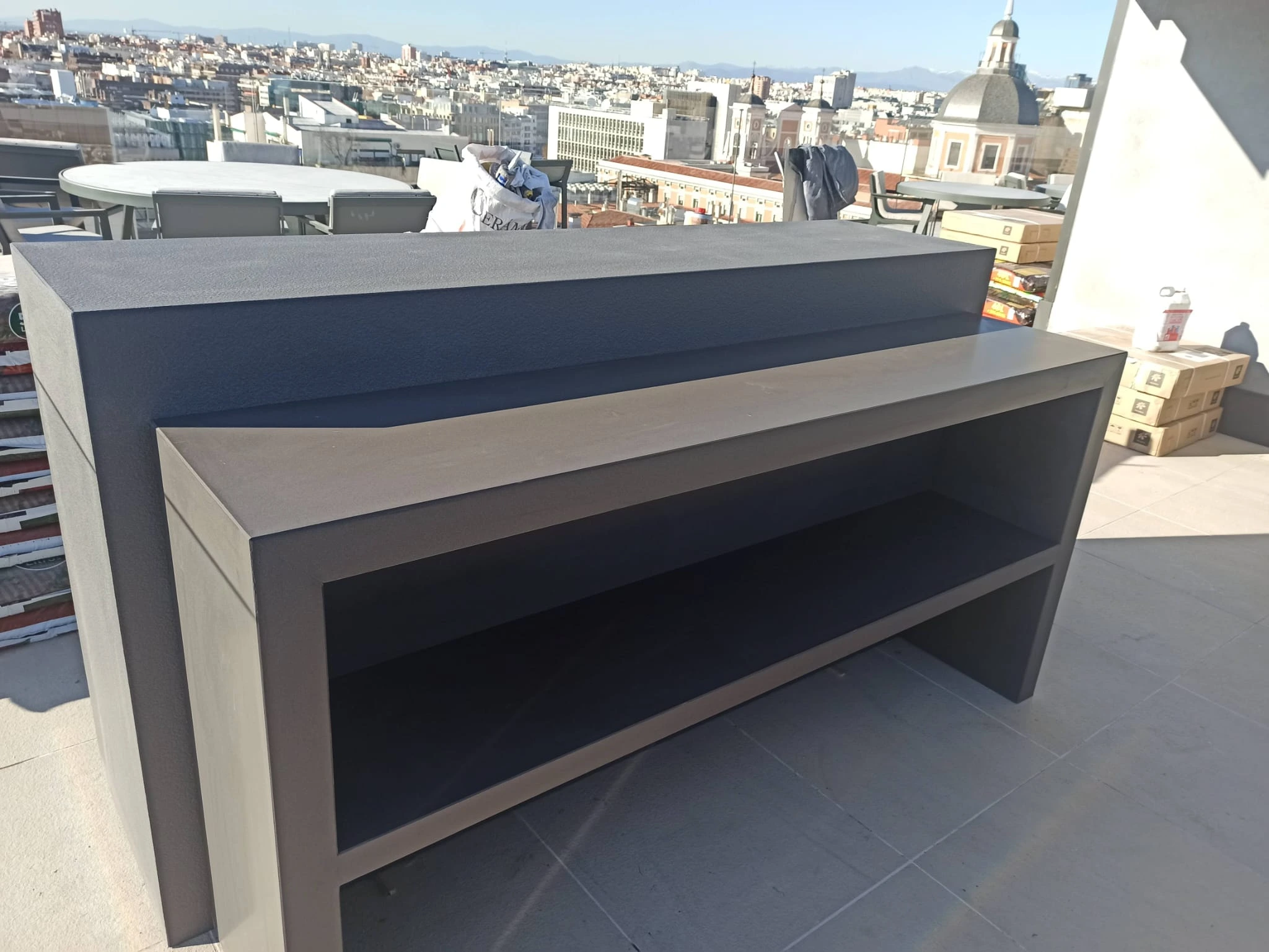 Cocina exterior con encimeras de granito gris y vistas a la ciudad - Ropema Rubio