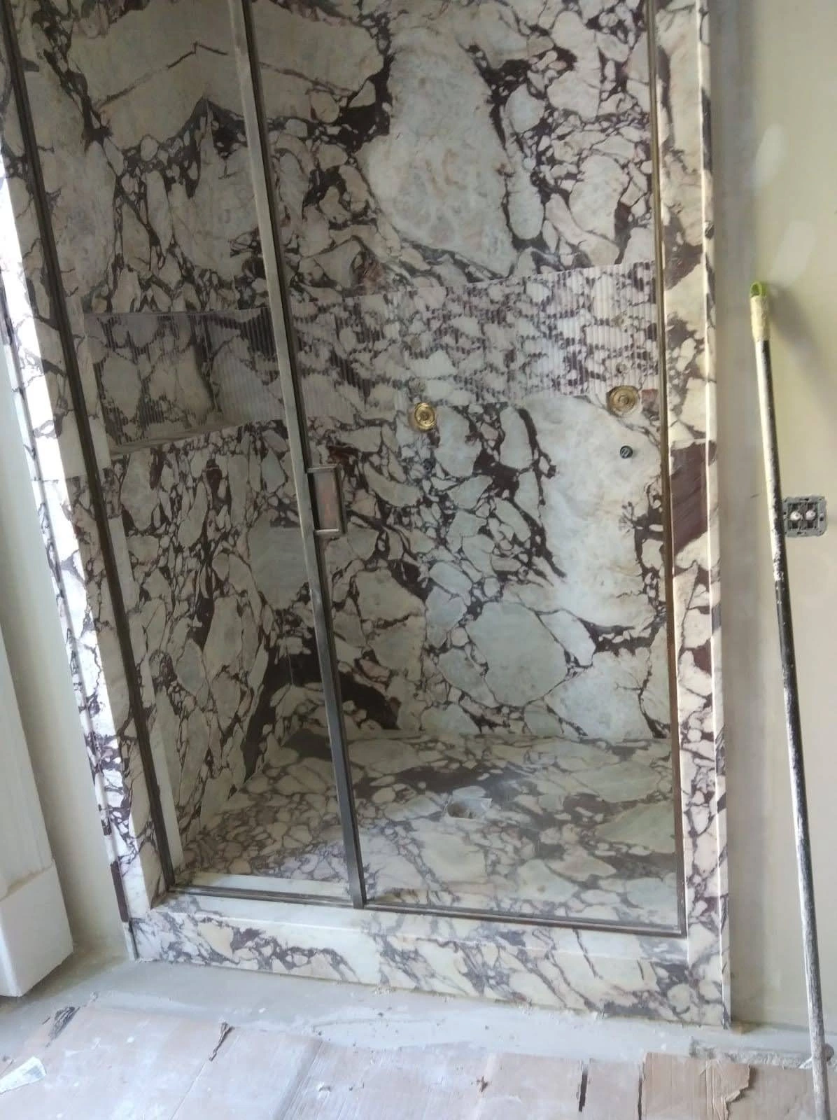 Ducha completa revestida en mármol blanco con vetas grises - Ropema Rubio Madrid