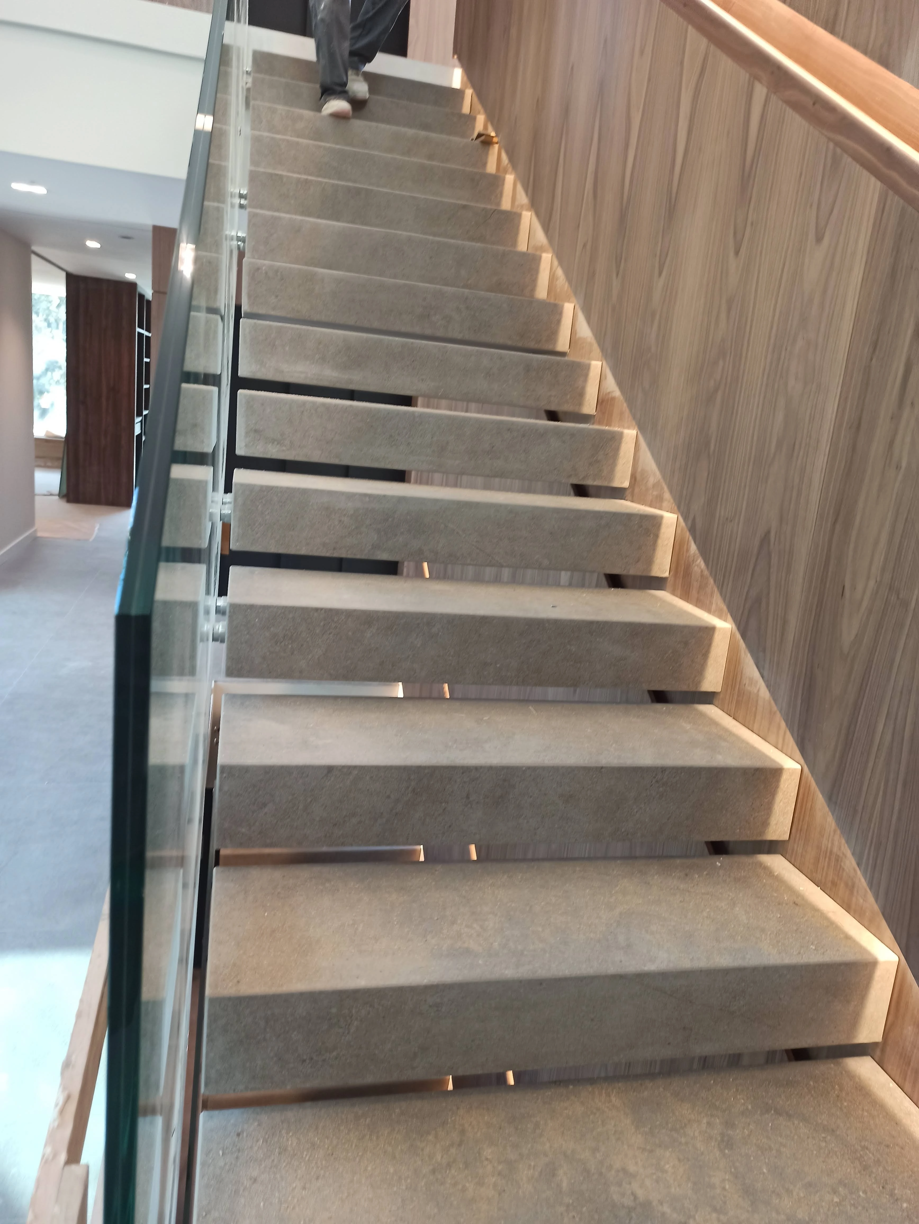 Escalera moderna con peldaños de mármol y barandilla de cristal con LED - Ropema Rubio