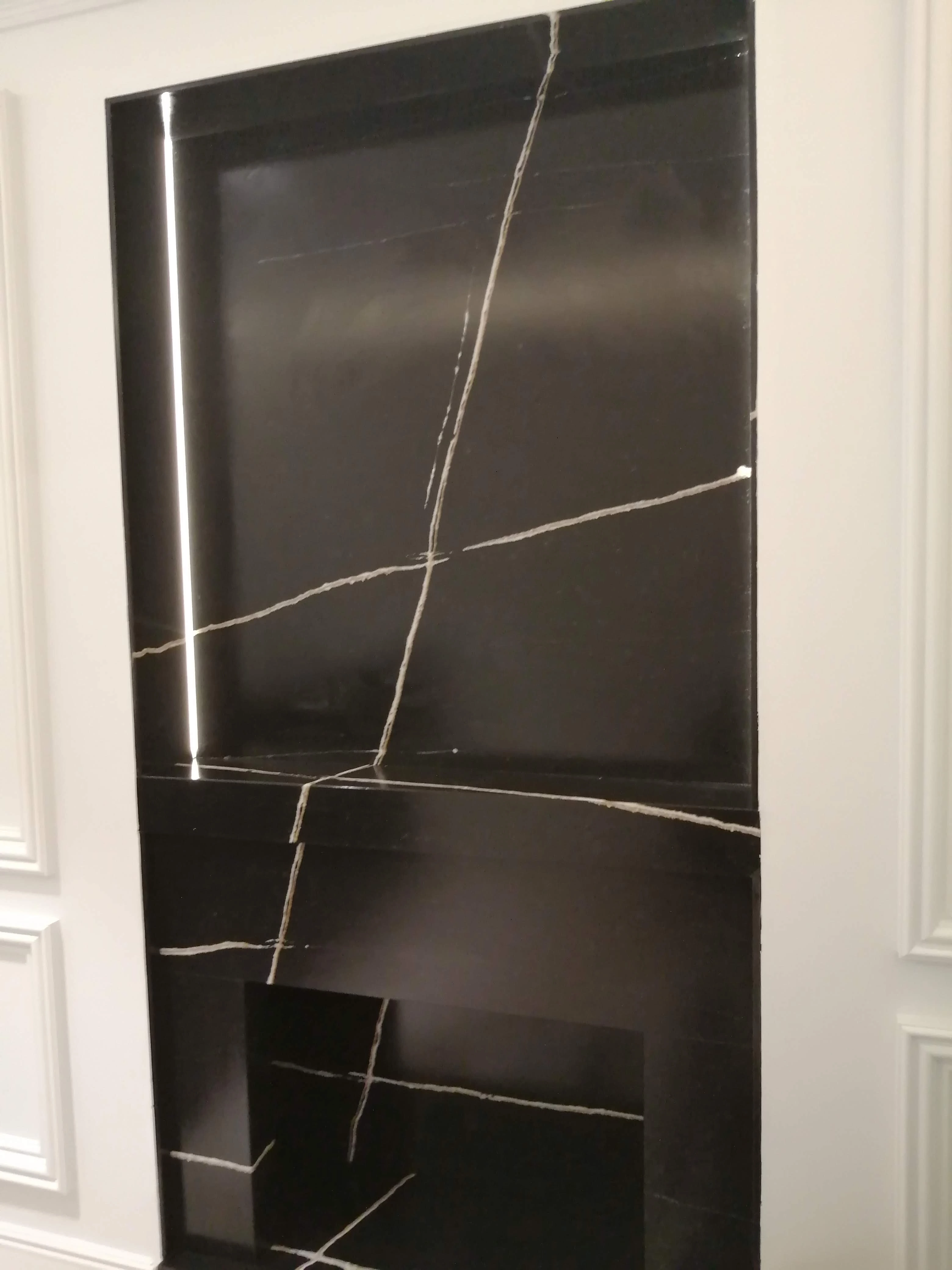 Revestimiento de pared en mármol negro con vetas blancas - Ropema Rubio Madrid