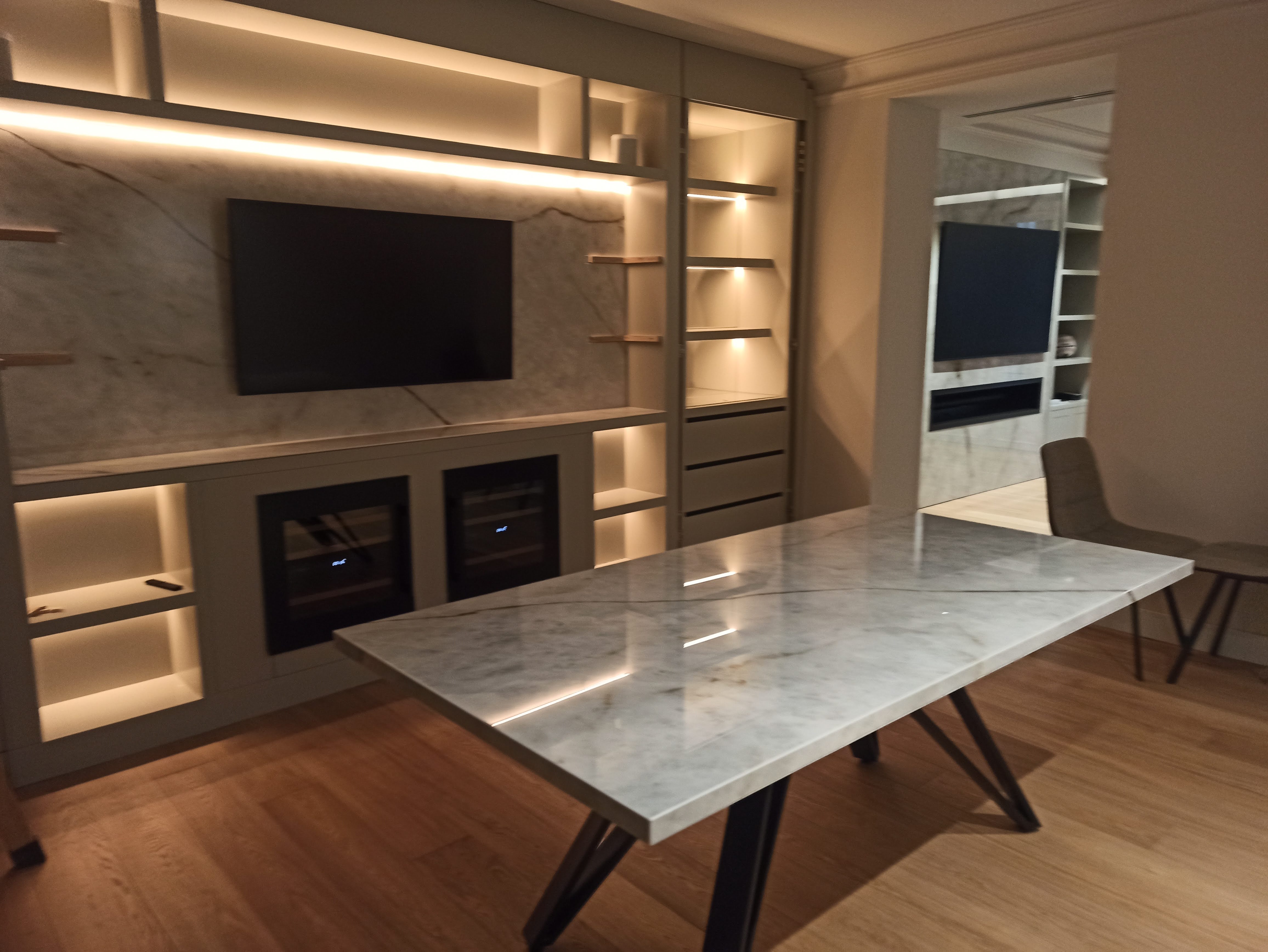 Mesa de mármol blanco y mueble con iluminación integrada - Ropema Rubio Madrid